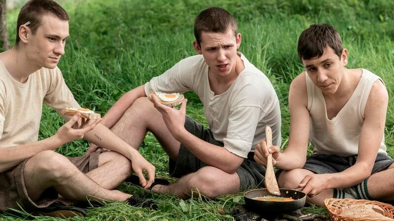 Die Jungen Sam (Marek Wroblewski, l.), Ike (Jakub Sprenger, M.) und Arek (Tomasz Studzinski, r.) haben aus der Küche Eier geklaut und braten diese im Wald. – Bild: phoenix/​ZDF/​HELEN SLOAN SMPSP