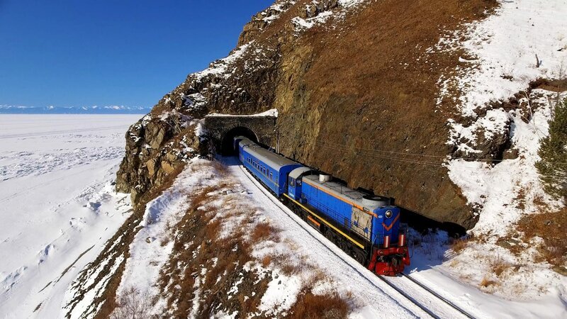 Der Baikalsee ist nur scheinbar unerreichbar. Am südlichen Ende führt die Route der Transsibirischen Eisenbahn vorbei. – Bild: ZDF und (c) Colourfield/ Alexander Bratukhin. Der Baikalsee ist nur scheinbar unerreichbar. Am südlichen Ende führt die Route der Transsibirischen Eisenbahn vorbei. – Bild: ZDF und (c) Colourfield/ Alexander Bratukhin.