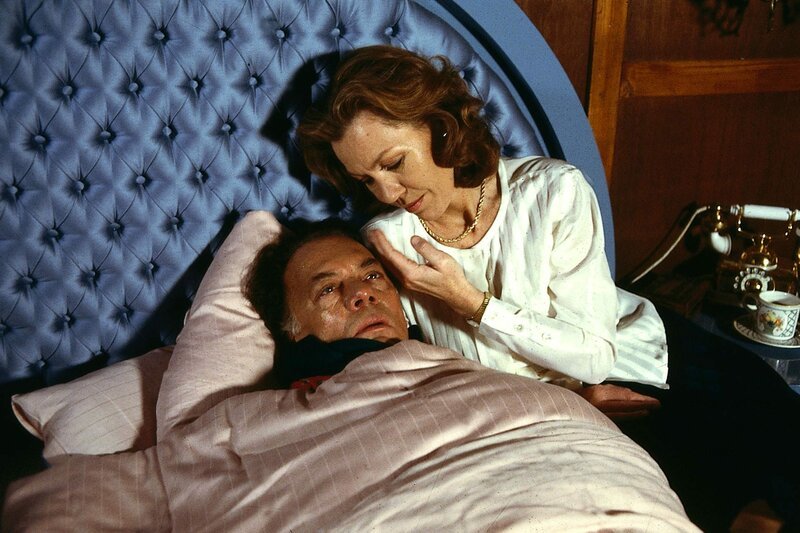 3. Christa Brinkmann (Gaby Dohm) findet, heimgekehrt, ihren Mann (Klausjürgen Wussow) mit einer schweren Grippe im Bett vor. – Bild: Thomas Waldhelm