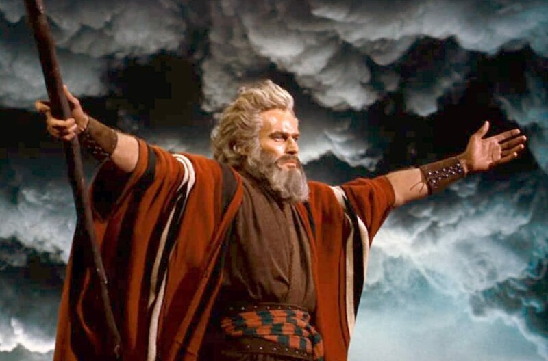 Moses (Charlton Heston) führt sein Volk in die Freiheit. – Bild: ZDF /​ © Paramount Pictures/​All rights reserved