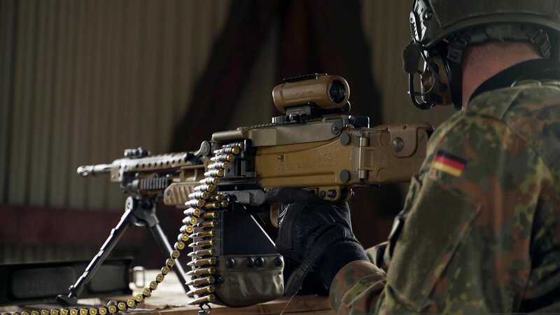 In der Bundeswehr werden verschiedene Handfeuerwaffen eingesetzt. – Bild: N24 Doku