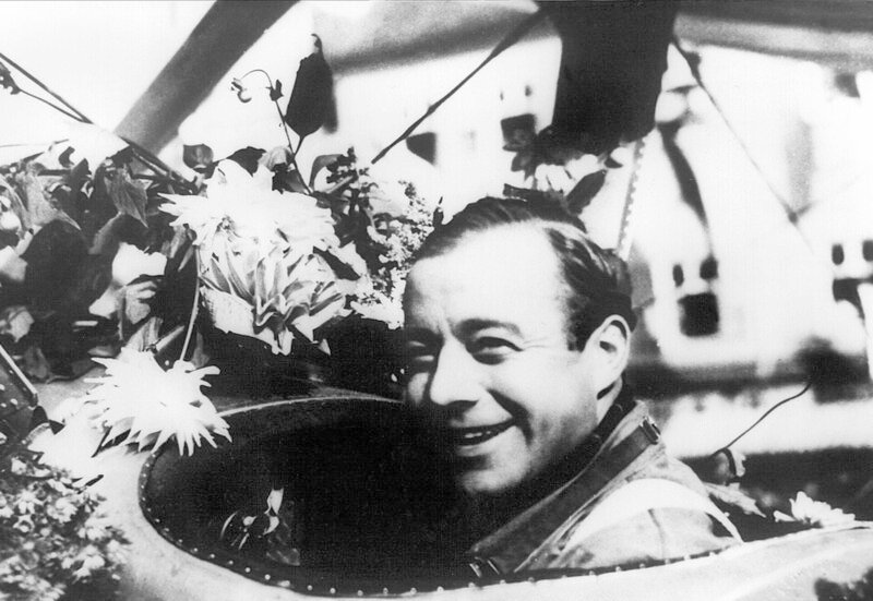 Quax (Heinz Rühmann) startet zurück zur Fliegerschule. – Bild: SWR/HR/DEGETO Quax (Heinz Rühmann) startet zurück zur Fliegerschule. – Bild: SWR/HR/DEGETO