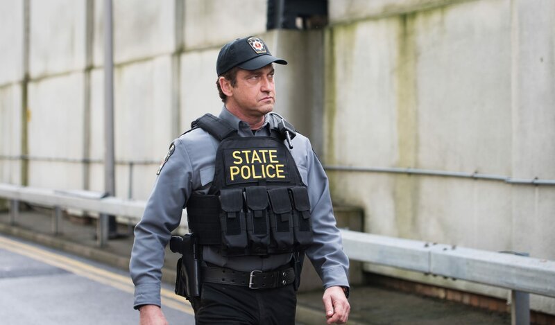 Mike Banning (Gerard Butler) muss sich als Polizeibeamter ausgeben, um in das Krankenhausgebäude und dadurch zum Präsidenten zu gelangen. – Bild: ZDF und Jack English.