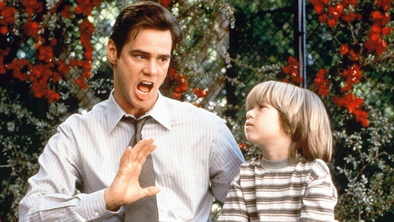 Fletcher Reed (Jim Carrey, li.) macht seinem Sohn Max (Justin Cooper) mal wieder Versprechungen, die er kaum einhalten kann. Max beginnt langsam an seinem Vater zu zweifeln. – Bild: RTL Zwei