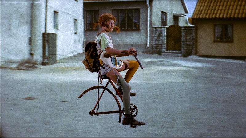 Pippi (Inger Nilsson) fährt mit dem Rest ihres fliegenden Vehikels. – Bild: ZDF und Studio 100 media./Studio 100 media Pippi (Inger Nilsson) fährt mit dem Rest ihres fliegenden Vehikels. – Bild: ZDF und Studio 100 media./Studio 100 media