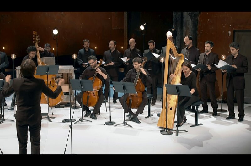 Im Pariser Théâtre des Bouffes du Nord präsentiert das Ensemble Les Cris de Paris venezianische Musik aus dem 16. und 17. Jahrhundert. – Bild: Camera Lucida Productions