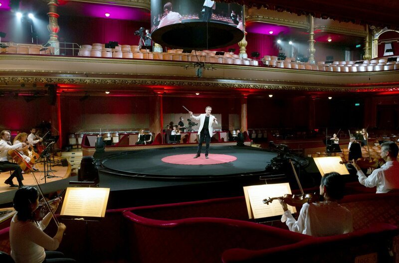 In einem ungewöhnlichen Arrangement, das die räumliche Distanzierung beherzigt, spielt das Orchestre de la Suisse Romande am 11. Juni 2020 Ludwig van Beethovens Neunte Symphonie in der Genfer Victoria Hall. – Bild: RTS/Jay Louvion In einem ungewöhnlichen Arrangement, das die räumliche Distanzierung beherzigt, spielt das Orchestre de la Suisse Romande am 11. Juni 2020 Ludwig van Beethovens Neunte Symphonie in der Genfer Victoria Hall. – Bild: RTS/Jay Louvion