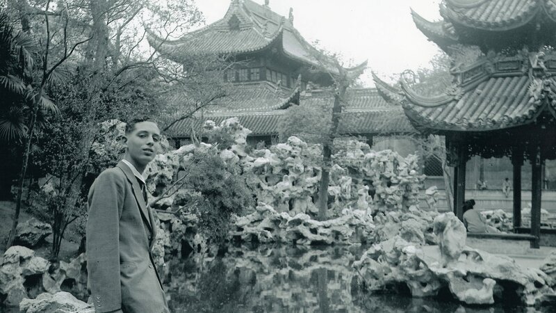 Der jüdische Emigrant Horst Eisfelder 1942 im Tempelgarten von Shanghai. – Bild: N24 Doku