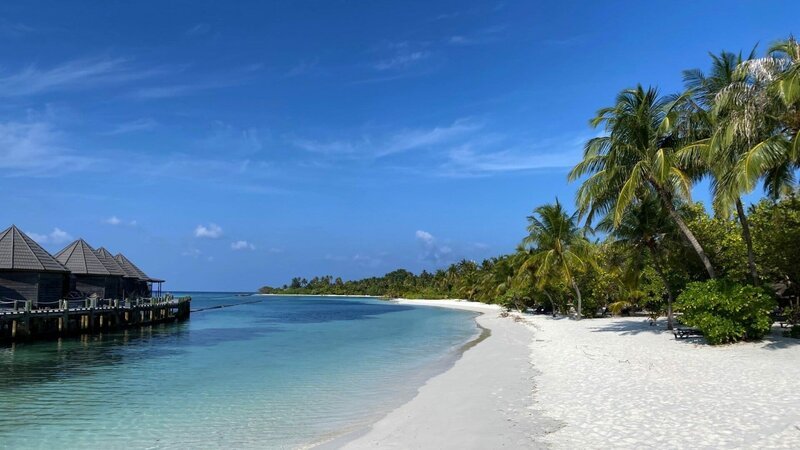 Blick auf den Strand von Kuredu, Malediven. – Bild: ZDF und herder