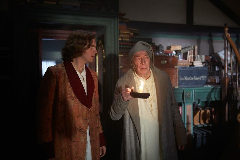 L-R: Charles Dickens (Dan Stevens) and Scrooge (Christopher Plummer) – Bild: Kerry Brown /​ Garlands Films DAC
