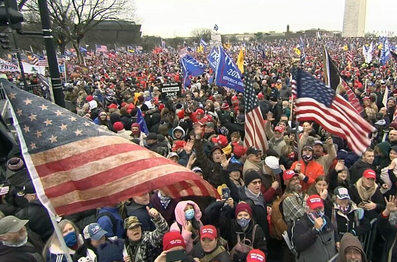 Unterstützer des ehemaligen Präsidenten Donald Trump bei den Protesten am 6. Januar 2021 vor dem Kapitol mit USA- und Trump-Flaggen – Bild: ZDF / © ZDF Unterstützer des ehemaligen Präsidenten Donald Trump bei den Protesten am 6. Januar 2021 vor dem Kapitol mit USA- und Trump-Flaggen – Bild: ZDF / © ZDF