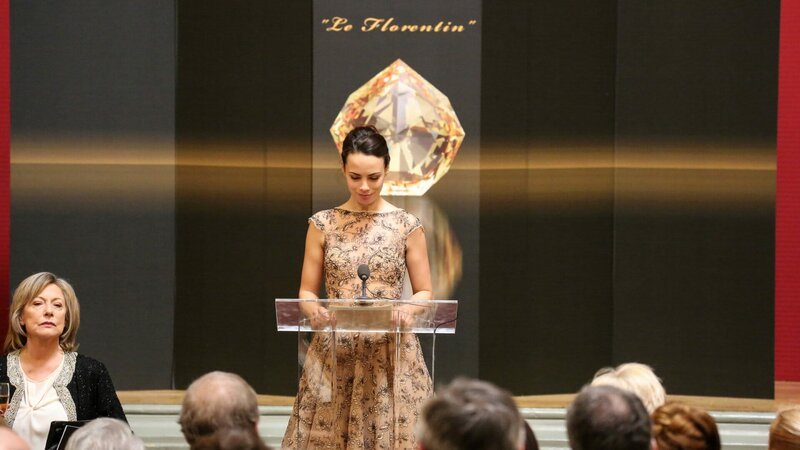 Julia Neuville (Bérénice Bejo, M.) will bei einer Auktion den weltberühmten Diamanten „Florentin“ versteigern. – Bild: ZDF und Denis Rouden/​Denis Rouden