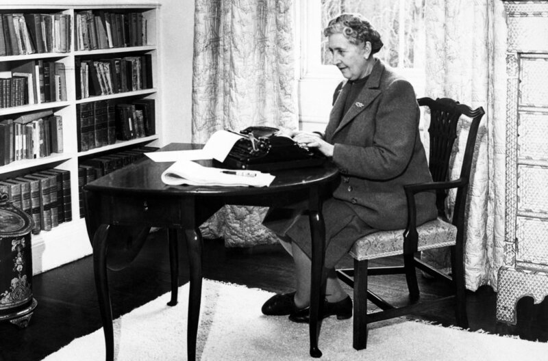 Aufnahme aus dem Jahr 1946: Die britische Schriftstellerin Agatha Christie sitzt zu Hause an ihrer Schreibmaschine. – Bild: arte