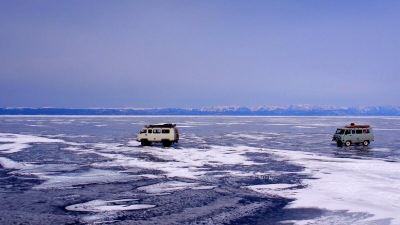 Der Baikalsee ist ein halbes Jahr zugefroren, von November bis Mai kann man sogar mit dem Auto über das Eis fahren. – Bild: ZDF und (c) Colourfield/ Anton Elchaninov. Der Baikalsee ist ein halbes Jahr zugefroren, von November bis Mai kann man sogar mit dem Auto über das Eis fahren. – Bild: ZDF und (c) Colourfield/ Anton Elchaninov.