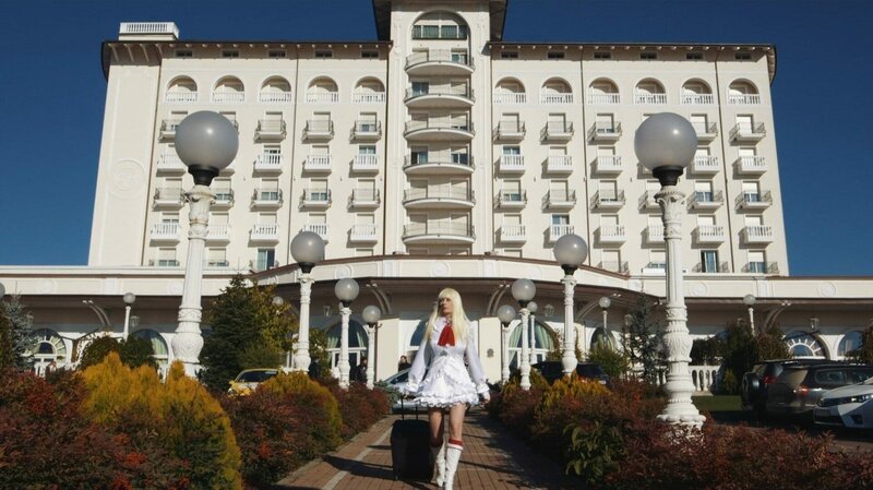 Die kanadische Cosplayerin Marie-Claude Bourbonnais ist als Jurorin für einen Kostümwettbewerb nach Rumänien eingeladen. – Bild: ZDF und Ubique Media Inc. Die kanadische Cosplayerin Marie-Claude Bourbonnais ist als Jurorin für einen Kostümwettbewerb nach Rumänien eingeladen. – Bild: ZDF und Ubique Media Inc.