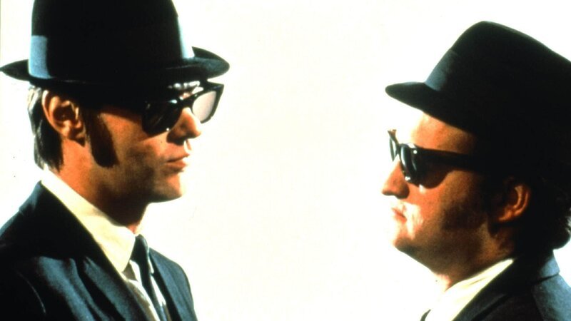 Elwood (Dan Aykroyd, l.) und Jake (John Belushi) sind die Blues Brothers. – Bild: RTL /​ Universal Pictures/​JM Die Verwendung des Materials von RTL Deutschland ist nur zur redaktionellen Berichterstattung im Zusammenhang mit der Sendung unter Angabe der Credits/​Quellenangabe und Bea