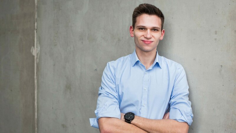 Fabian Köster lächelt in die Kamera. – Bild: ZDF und Fabian Stuertz./Fabian Stuertz Fabian Köster lächelt in die Kamera. – Bild: ZDF und Fabian Stuertz./Fabian Stuertz