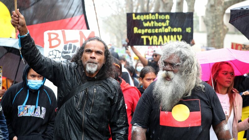 Auch 200 Jahre nach der Kolonisierung Australiens durch die Weißen leben viele Ureinwohner noch immer am Rand der Gesellschaft, werden überdurchschnittlich oft Opfer von Polizeigewalt. – Bild: ZDF und aap./aap Auch 200 Jahre nach der Kolonisierung Australiens durch die Weißen leben viele Ureinwohner noch immer am Rand der Gesellschaft, werden überdurchschnittlich oft Opfer von Polizeigewalt. – Bild: ZDF und aap./aap