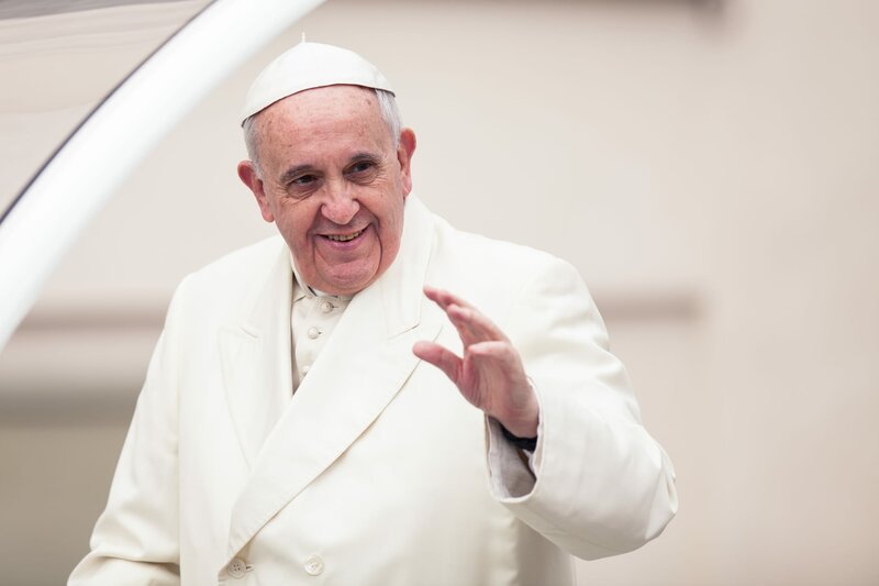 Seit der argentinische Jesuit Jorge Mario Bergoglio als Papst Franziskus an der Spitze der katholischen Kirche steht, fasziniert er viele mit seinen einfachen Worten und Gesten. Unmissverständlich stellt er sich auf die Seite der Armen und fordert eine "Theologie auf den Knien". Er ist kein wortgewaltiger Redner. Doch seine Worte gehen zu Herzen, seine Bilder prägen sich ein. – Bild: Johannes Moths / BR / BR/Johannes Moths Seit der argentinische Jesuit Jorge Mario Bergoglio als Papst Franziskus an der Spitze der katholischen Kirche steht, fasziniert er viele mit seinen einfachen Worten und Gesten. Unmissverständlich stellt er sich auf die Seite der Armen und fordert eine "Theologie auf den Knien". Er ist kein wortgewaltiger Redner. Doch seine Worte gehen zu Herzen, seine Bilder prägen sich ein. – Bild: Johannes Moths / BR / BR/Johannes Moths