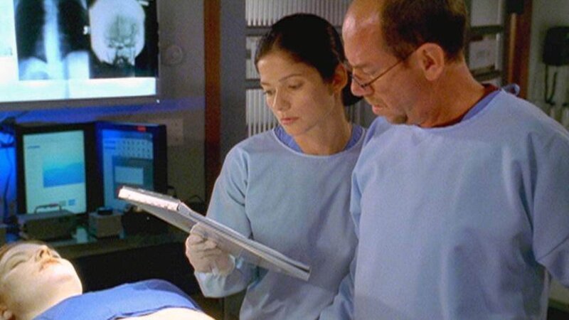 Jordan (Jill Hennessy) und Dr. Garret Macy (Miguel Ferrer) untersuchen den Leichnam von Jean Turin (Darstellername nicht zu ermitteln). Doch wer steckt hinter dem Mord? – Bild: RTL /​ NBC Universal