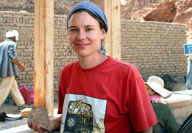 Die deutsche Archäologin Dr. Nadine Möller, von der Universität Chicago, bei den Grabungen von Edfu, westlich vom Horustempel zwischen Luxor und Aswan in Süd-Ägypten. – Bild: SWR/​SWR/​Mouhcine El Ghomri