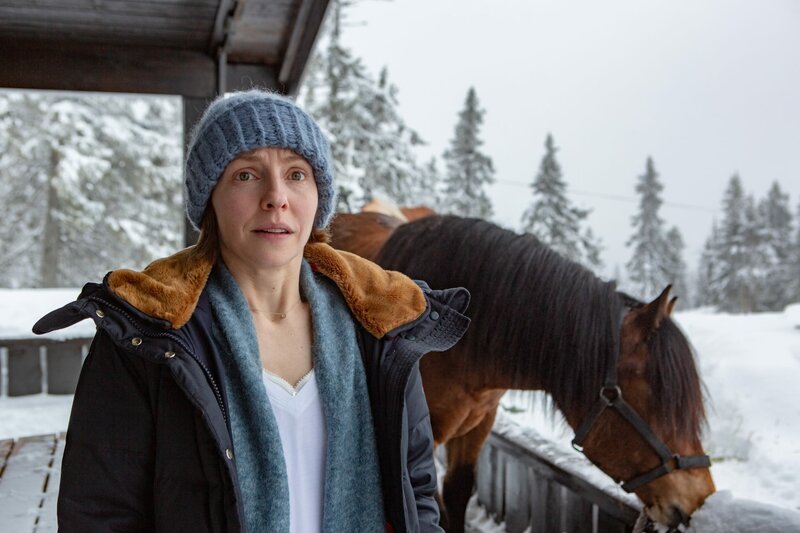 Es steht ein Pferd vor der Hütte: Annika (Katharina Schüttler), die allein in der Hütte geblieben ist, kämpft gegen ihre Ängste an. – Bild: Timo Moritz /​ ORF /​ ZDF