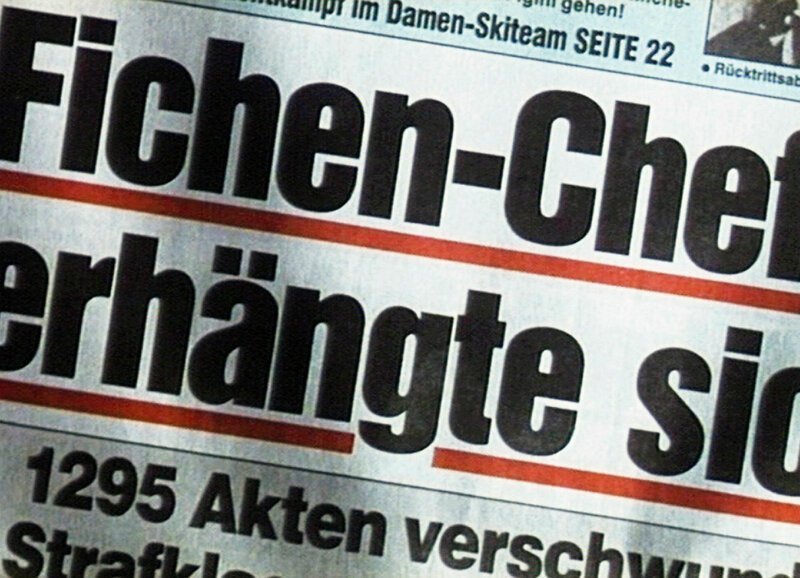 Gasser & «Gasser» – Zwei Polizisten haben Spuren hinterlassen Der Film über die Fichenaffäre, die sich im Frühling 1990 zuspitzte Blick-Schlagzeile zum Tod des Staatsschutz Beamten Peter Gasser – Bild: SRF1