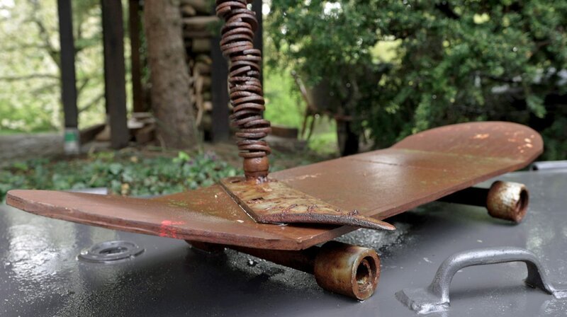 Begeistert für alles, was rollt: Titus Dittmann hat auch einem Skateboard ein Denkmal gesetzt. – Bild: SWR/​AV Medien