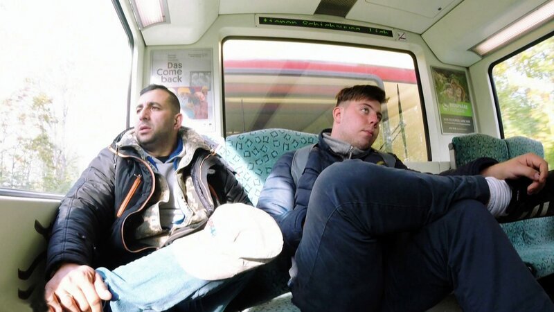 Nyazi (li.) und Alex (21) wärmen sich in der Bahn auf – Bild: RTL Zwei