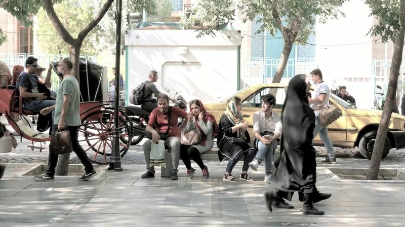 Eine belebte Straße in Teheran: Frauen sind zwar in der Öffentlichkeit präsent. Sie müssen allerdings den Schleier tragen. – Bild: phoenix/ZDF/Robin Barnwell Eine belebte Straße in Teheran: Frauen sind zwar in der Öffentlichkeit präsent. Sie müssen allerdings den Schleier tragen. – Bild: phoenix/ZDF/Robin Barnwell