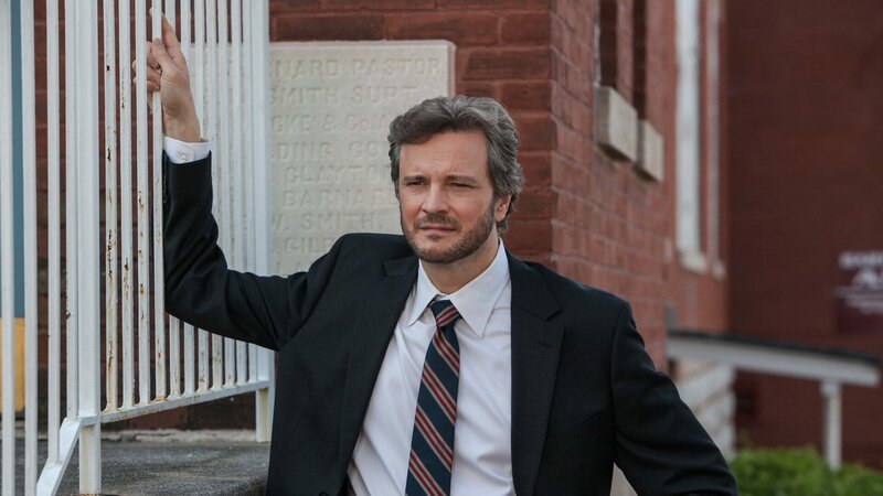 Ermittler Ron Lax (Colin Firth) zweifelt an den Entscheidungen des Gerichts. – Bild: ZDF und Tina Rowden./​Tina Rowden
