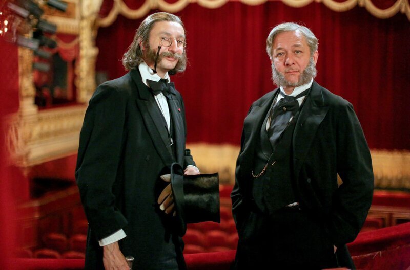 Robert Hatisi als Jacques Offenbach (li.) und Nicolas Briançon als Francis de Plunkett (re.) – Bild: Fraprod