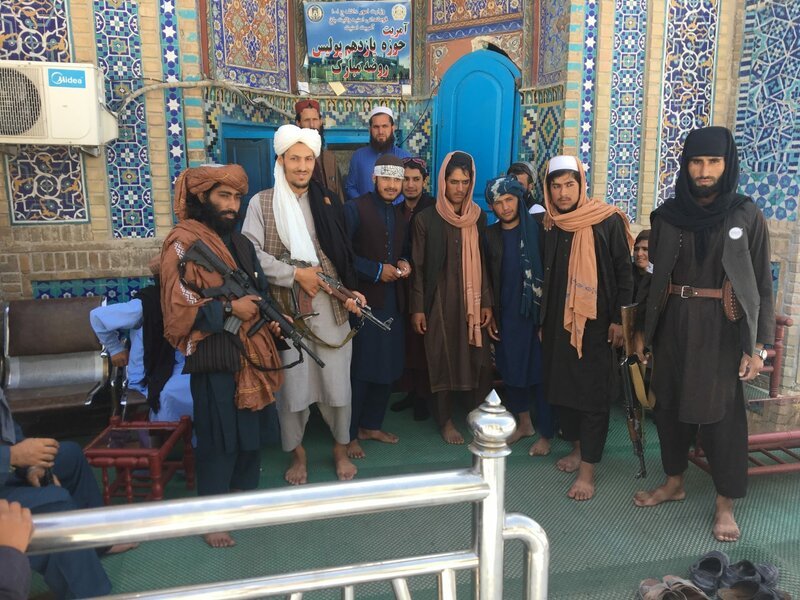 Taliban-Kämpfer kurz nach der Machtübernahme in einer Moschee. – Bild: ZDF und Daniel Böhm.
