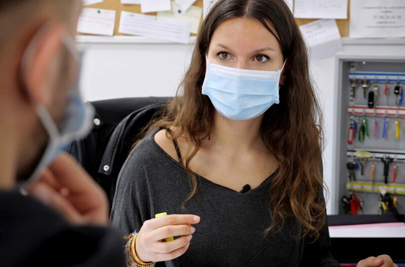Im Alter von 24 Jahren arbeitet Anaëlle alleine in einer Einrichtung, die 35 Männer während ihres Asylantrags beherbergt. – Bild: Séraphine Charpentier-Andre Im Alter von 24 Jahren arbeitet Anaëlle alleine in einer Einrichtung, die 35 Männer während ihres Asylantrags beherbergt. – Bild: Séraphine Charpentier-Andre