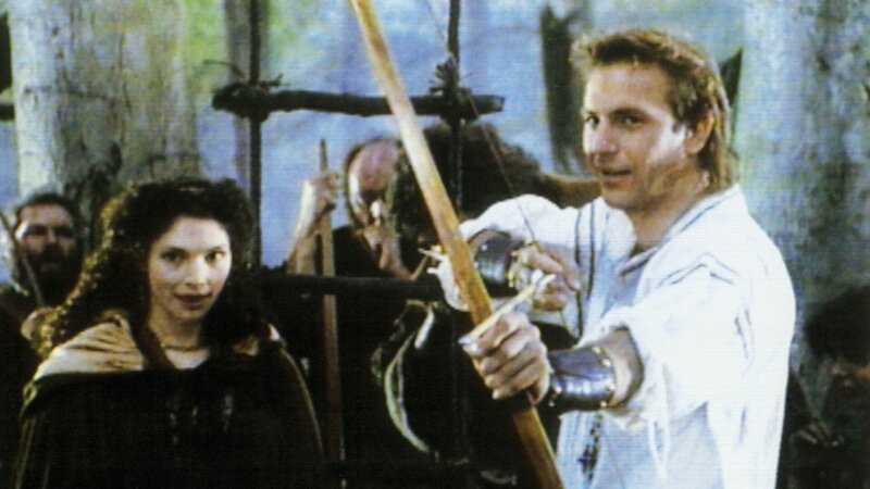 Robin Hood (Kevin Costner, r.) beeindruckt Marian (Mary Elizabeth Mastrantonio) im Kampf um Gerechtigkeit und Frieden auch mit seinen Schießkünsten. – Bild: SUPER RTL