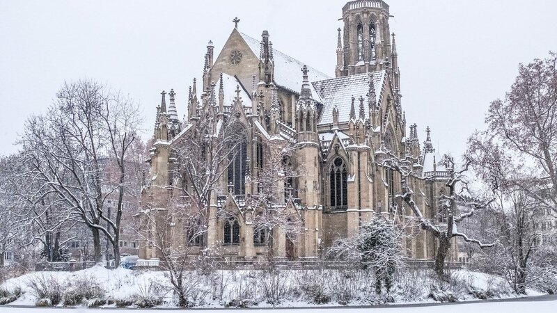 Außenaufnahme der Johanneskirche in Stuttgart im Winter. – Bild: ZDF und Andrea Beate Pflaum./Andrea Beate Pflaum Außenaufnahme der Johanneskirche in Stuttgart im Winter. – Bild: ZDF und Andrea Beate Pflaum./Andrea Beate Pflaum