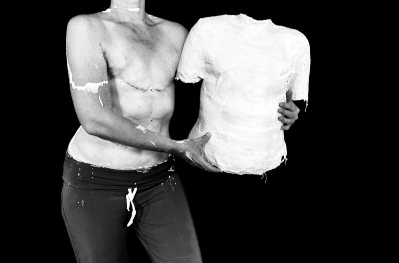 Es gibt Momente im Leben, in denen es aus dem Ruder läuft und das Krachen der Wunden ein ohrenbetäubendes Chaos verursacht. – Bild: Lilia Lerondeau Es gibt Momente im Leben, in denen es aus dem Ruder läuft und das Krachen der Wunden ein ohrenbetäubendes Chaos verursacht. – Bild: Lilia Lerondeau