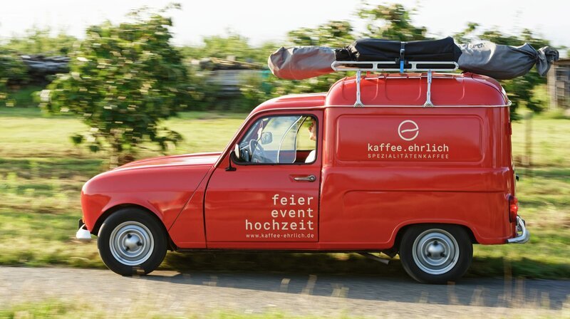 Protagonist Fabian mit seinem Renault R4. – Bild: SWR
