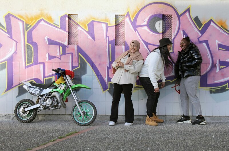 Meryem-Bahia Arfaoui bringt Licht in das Unsichtbare und diejenigen hervor, die jeden Tag die Stadt mit ihrer Kraft beleuchten. – Bild: D.E.F.I Production