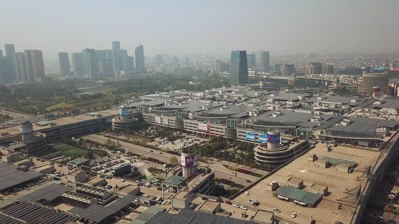 Die Doku blickt hinter die Kulissen und zeigt den hektischen Alltag auf dem chinesischen XXL-Basar.; Yiwu – Der größte Basar der Welt. – Bild: MG RTL D /​ Upside Télévision Die Verwendung des Materials von RTL Deutschland ist nur zur redaktionellen Berichterstattung im Zusammenhang mit der Sendung unter Angabe der Credits/​Quellenangabe und Be