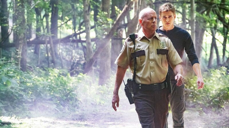 Will (Hayden Christensen, re.) und Howell (Bruce Willis) – Bild: RTL Zwei Will (Hayden Christensen, re.) und Howell (Bruce Willis) – Bild: RTL Zwei
