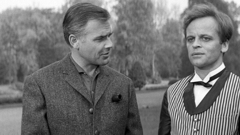 Dick Alford (Joachim Fuchsberger, l.), Thomas Fortuna (Klaus Kinski) – Bild: RTL / © Tobis Film Die Verwendung des Materials von RTL Deutschland ist nur zur redaktionellen Berichterstattung im Zusammenhang mit der Sendung unter Angabe der Credits/Quellenangabe und Beachtung de Dick Alford (Joachim Fuchsberger, l.), Thomas Fortuna (Klaus Kinski) – Bild: RTL / © Tobis Film Die Verwendung des Materials von RTL Deutschland ist nur zur redaktionellen Berichterstattung im Zusammenhang mit der Sendung unter Angabe der Credits/Quellenangabe und Beachtung de