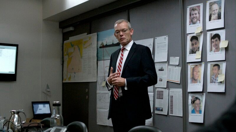 Peter C. Ludvigsen (Søren Malling), der Geschäftsführer der Reederei, übernimmt die Lösegeldverhandlungen. Wie viel ist ihm die Crew wert? – Bild: WDR/​NORDISK FILM PRODUCTION A/​S/​Magnus Nordenhof Jonck