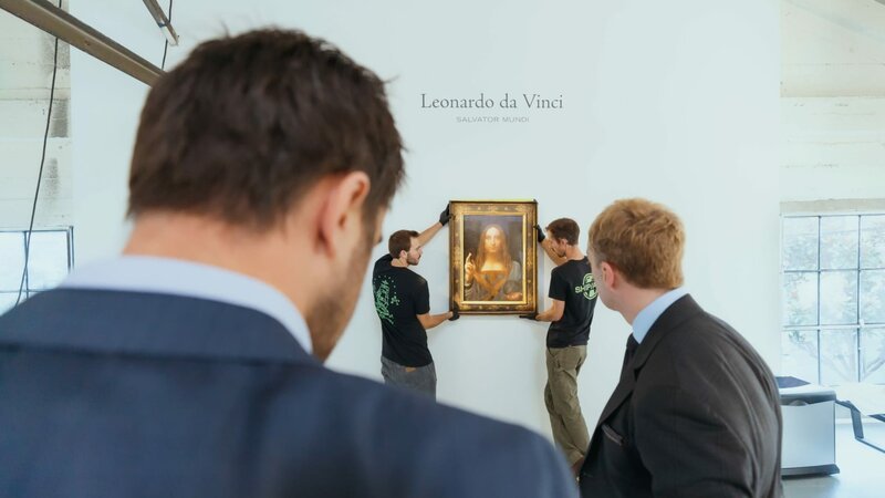 „Salvator Mundi“ auf lateinisch „Retter der Welt“ im Schauraum des Auktionshaus Christies’s in New York. – Bild: ORF/​Zadig Productions