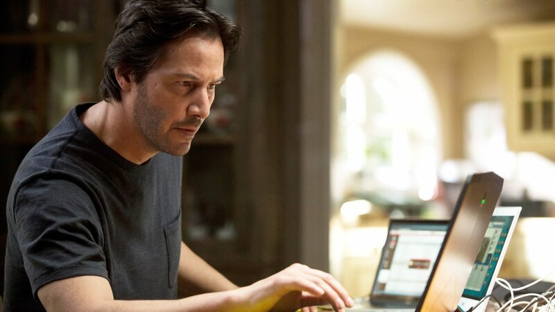 Der Neurowissenschaftler Will Foster (Keanu Reeves) arbeitet an einem Weg, das menschliche Bewusstsein auf einen künstlichen Körper zu übertragen. – Bild: RTL Zwei