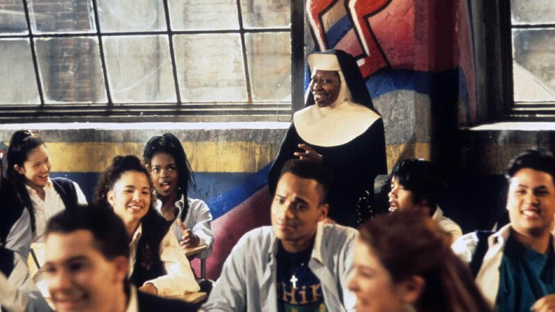 Schwester Mary Clarence (Whoopi Goldberg) im Klassenzimmer. – Bild: RTL / Disney Die Verwendung des Materials von RTL Deutschland ist nur zur redaktionellen Berichterstattung im Zusammenhang mit der Sendung unter Angabe der Credits/Quellenangabe und Beachtung der unte Schwester Mary Clarence (Whoopi Goldberg) im Klassenzimmer. – Bild: RTL / Disney Die Verwendung des Materials von RTL Deutschland ist nur zur redaktionellen Berichterstattung im Zusammenhang mit der Sendung unter Angabe der Credits/Quellenangabe und Beachtung der unte