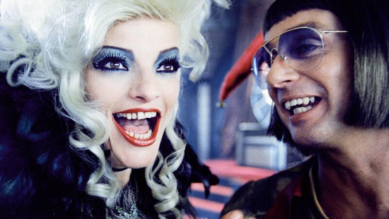 Die böse Königin (Nina Hagen) lässt sich von ihrem Hofnarren (Atze Schröder) unterhalten. – Bild: SUPER RTL Die böse Königin (Nina Hagen) lässt sich von ihrem Hofnarren (Atze Schröder) unterhalten. – Bild: SUPER RTL