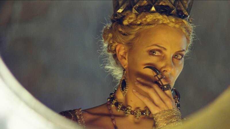 Königin Ravenna (Charlize Theron) erfährt von ihrem Spiegel, dass ihre Stieftochter noch lebt, schöner als sie selbst ist und dazu vorbestimmt, das Königreich zu führen. – Bild: RTL /​ © 2012 Universal Studios.