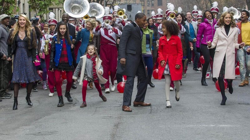 Waisenkind Annie (Quvenzhané Wallis, M.) trifft mit ihrer Pflegemutter Hanningan (Cameron Diaz, l.) in New York auf den Bürgermeisterkandidaten Will Stacks (Jamie Foxx, 2.v.l.) und bringt das Leben des Politikers ganz schön durcheinander. – Bild: RTL / Columbia Pictures Industries Waisenkind Annie (Quvenzhané Wallis, M.) trifft mit ihrer Pflegemutter Hanningan (Cameron Diaz, l.) in New York auf den Bürgermeisterkandidaten Will Stacks (Jamie Foxx, 2.v.l.) und bringt das Leben des Politikers ganz schön durcheinander. – Bild: RTL / Columbia Pictures Industries