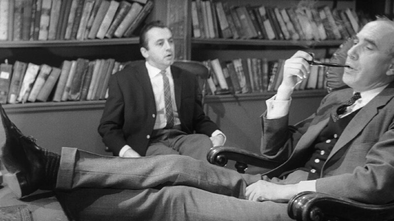 Horatio W. Smith (Eddi Arent, l.), Detective Puddler (Charles Regnier) Die Verwendung des sendungsbezogenen Materials ist nur mit dem Hinweis und Verlinkung auf RTL+ gestattet. – Bild: RTL / © Tobis Film Die Verwendung des Materials von RTL Deutschland ist nur zur redaktionellen Berichterstattung im Zusammenhang mit der Sendung unter Angabe der Credits/Quellenangabe und Beachtung de Horatio W. Smith (Eddi Arent, l.), Detective Puddler (Charles Regnier) Die Verwendung des sendungsbezogenen Materials ist nur mit dem Hinweis und Verlinkung auf RTL+ gestattet. – Bild: RTL / © Tobis Film Die Verwendung des Materials von RTL Deutschland ist nur zur redaktionellen Berichterstattung im Zusammenhang mit der Sendung unter Angabe der Credits/Quellenangabe und Beachtung de